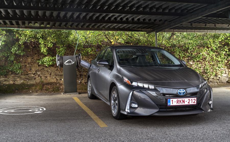  Toyota Prius Plug-in Hybrid 2016 года  (фото 25 из 187)